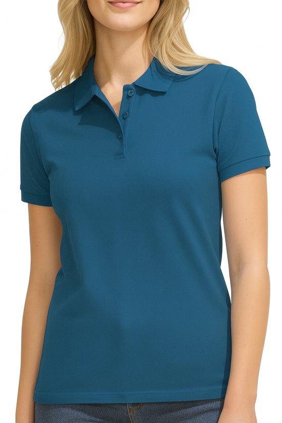 Polo bleu à manches courtes, porté par une femme, vue avant.