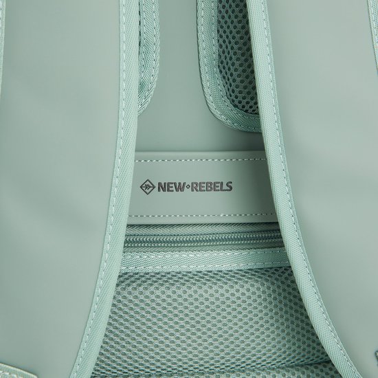 Mintgroene rugzak met "NEW REBELS" logo op een lichtgroen label.