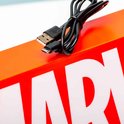 Marvel logo licht met opgerolde USB-kabel.