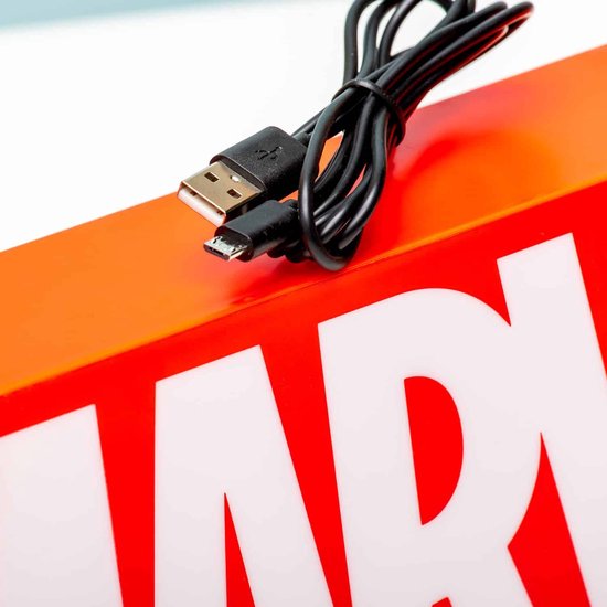 Marvel logo licht met opgerolde USB-kabel.
