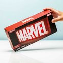 Doos van de Paladone MARVEL Logo Light die wordt vastgehouden, met de lamp zichtbaar.