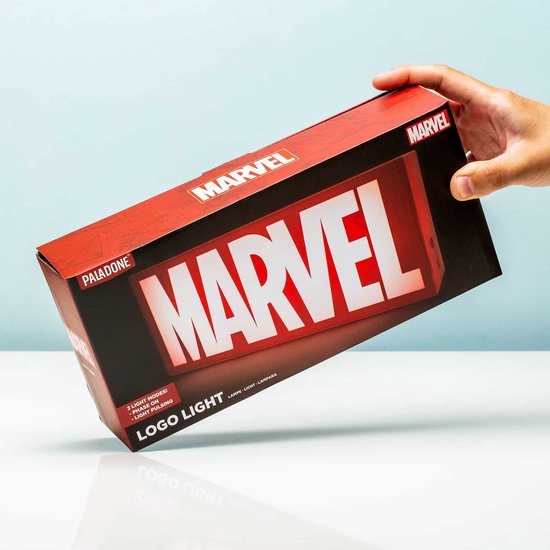 Doos van de Paladone MARVEL Logo Light die wordt vastgehouden, met de lamp zichtbaar.