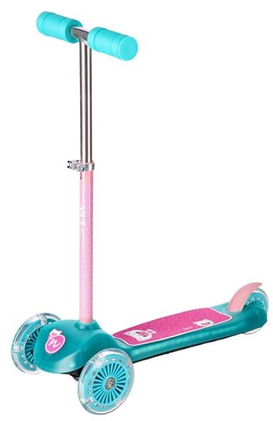 Vue de côté de la trottinette rose pailletée avec guidon et roues turquoise. Avec repose-pieds turquoise et imprimé chat.