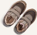 Twee bruine meisjes sneakers met panterprint, roze accenten en klittenband.