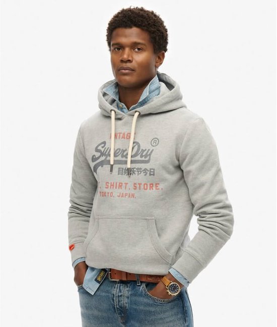Sweat à capuche Superdry gris avec logo sur la poitrine.