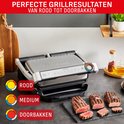 Tefal OptiGrill+ met 3 gegrilde steaks op een leisteen. Rood, medium en doorbakken opties.