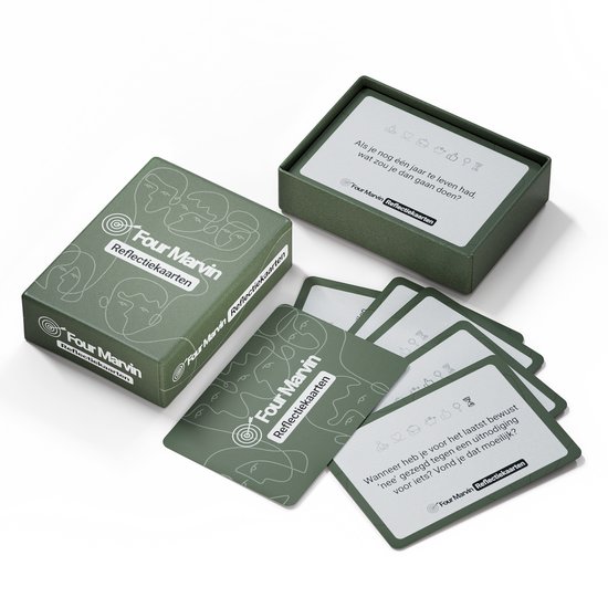 Groen doosje met 'Reflectiekaarten' van Four Marvin, met kaarten verspreid.