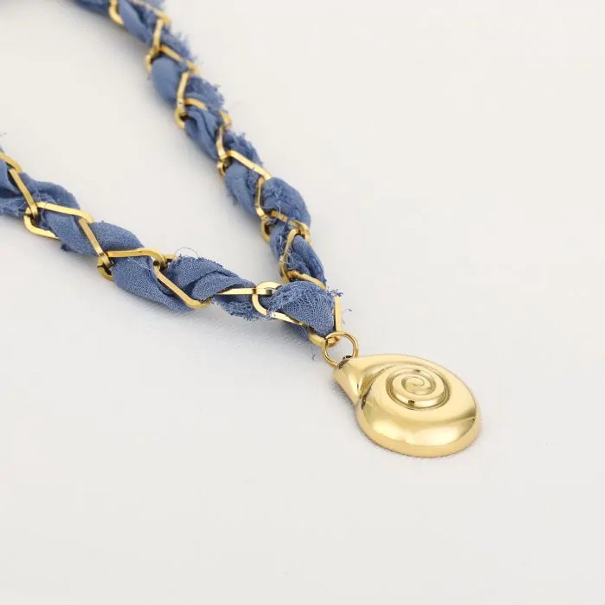 ketting met schelp bedel - schakel - stof detail - dames - cadeau tip
