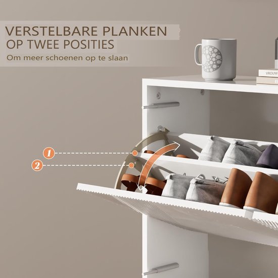 Binnenzijde van een schoenenkast met twee standen voor planken. Bruine en grijze schoenen op de uitklapbare planken.