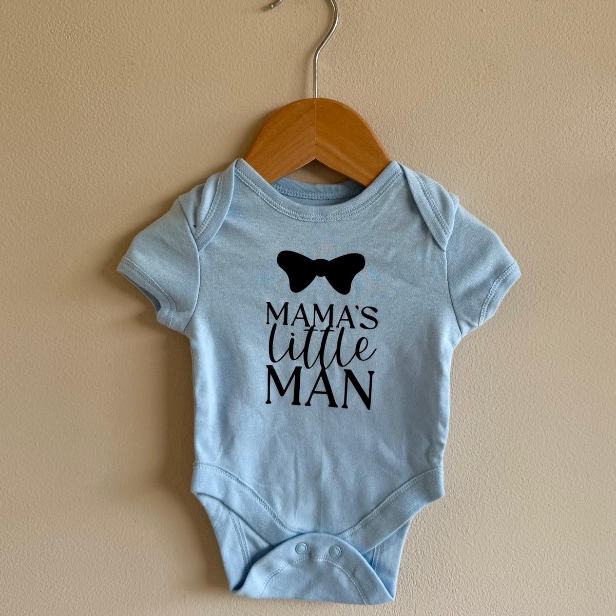 Wij & Blij - Kraamcadeau | kraamcadeautje | baby - rompertje met tekst mt 56/62 - blauw - mama's little man strik