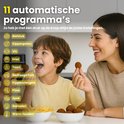 Moeder en zoon kijken naar de inhoud van de dubbele heteluchtfriteuse, met snacks in kommen.