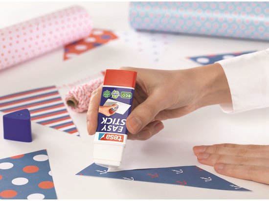 Bâton de colle Tesa Easy Stick avec capuchon rouge, utilisé pour fixer des fanions.