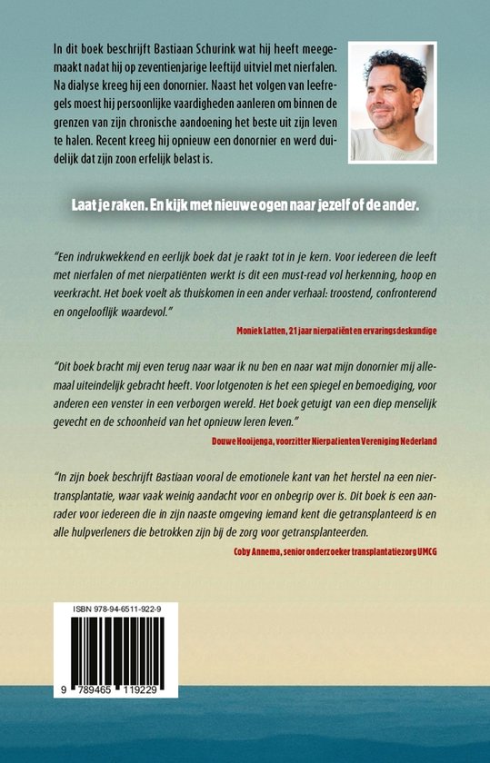 Achterkant boek "Herpakken na nierfalen" met portret van Bastiaan Schurink en recensies.
