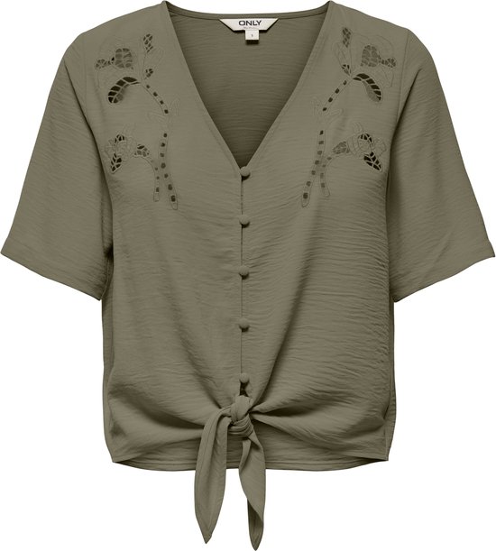 Blouse vert olive avec détail de nœud sur le devant, manches courtes et broderie florale sur la poitrine.