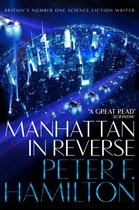 Boekomslag met futuristische stad en vliegende auto's. Titel: Manhattan in Reverse, Peter F. Hamilton.