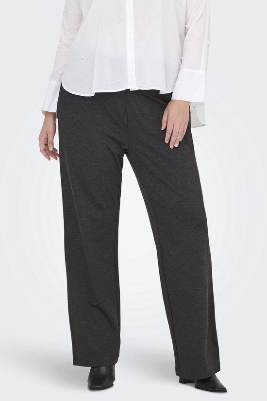 Model in donkergrijze wijde broek met witte blouse, van voren gezien.