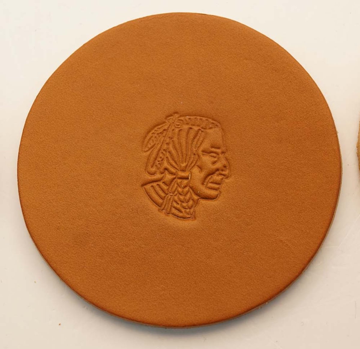 6 beige lederen onderzetters indiaan afbeelding - beige leren onderzetters - indianen onderzetters van 100% leer - leuk cadeau tip onderzetters - mooie leren onderzetters voor glazen - drinkglazen onderzetters beige - onderzetters bedrukt
