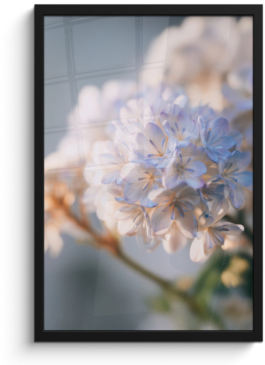 FrameYourWall Poster in lijst - Fotolijst 40x60 cm - Posters - Bloemen - Lichtblauw - Wazig - Trosje - Posterlijst zwart - Decoratie - Wanddecoratie woonkamer - Muurdecoratie slaapkamer