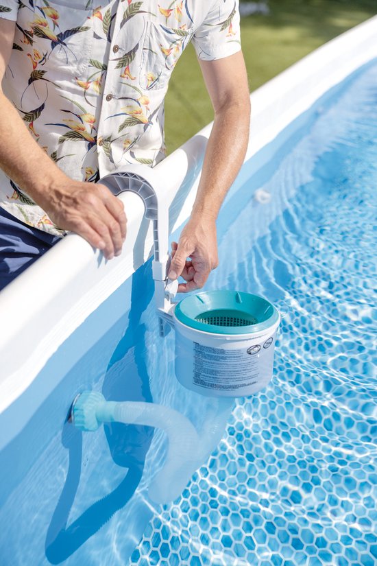Een man met een bloemenprint shirt bevestigt een witte en turquoise Intex skimmer aan de rand van een blauw zwembad.