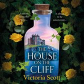 Boekomslag van "The House on the Cliff" met een fles die een huis op een klif bevat, omringd door gele rozen en klimop. Tekst: "A secret from the past... is about to be uncovered... THE HOUSE ON THE CLIFF Victoria Scott"