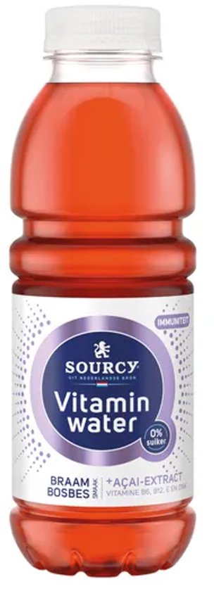 Sourcy Vitaminwater in fles met braam en acai. Transparante fles met rode vloeistof.