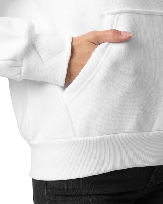 Detail van een witte hoodie met capuchon, met een hand in de steekzak.