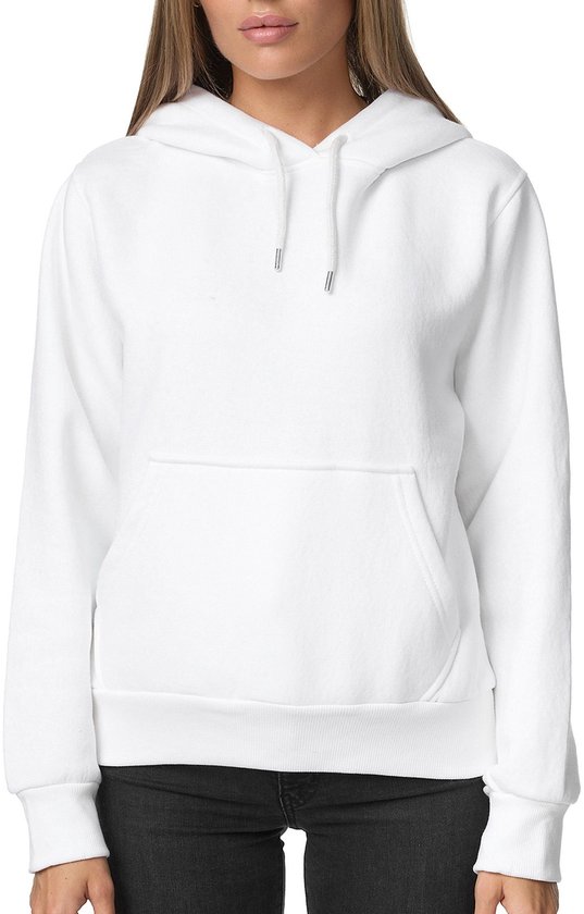 Model van voren in een witte hoodie met capuchon en steekzak.