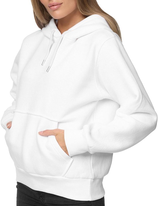 Model in een witte hoodie met capuchon. Een hand in de steekzak.