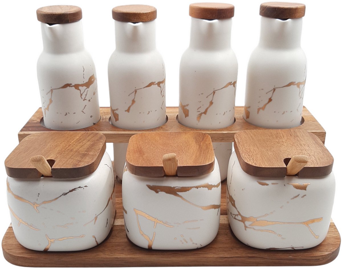 Keramische Kruidenpotjes & Olieflessen Set – 7 Delig – Met Houten Deksel & Lepels – Inclusief Bamboe Tray – Luxe Wit Goud Marmer Look – Voor Olie, Azijn, Kruiden & Sauzen