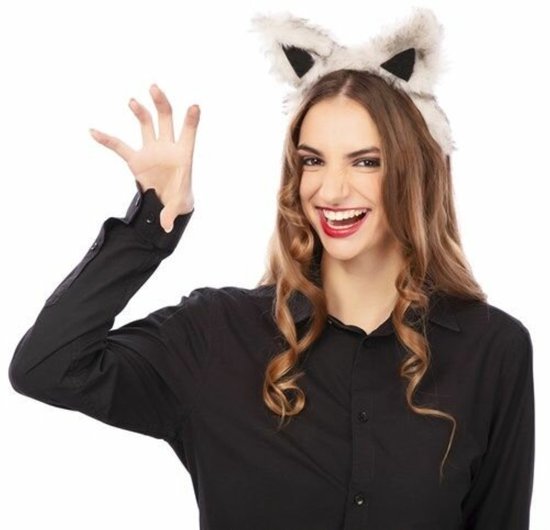 Model met grijze, pluizige wolfs-oren op een haarband, zwarte blouse, grijze ogen, rode lippen.