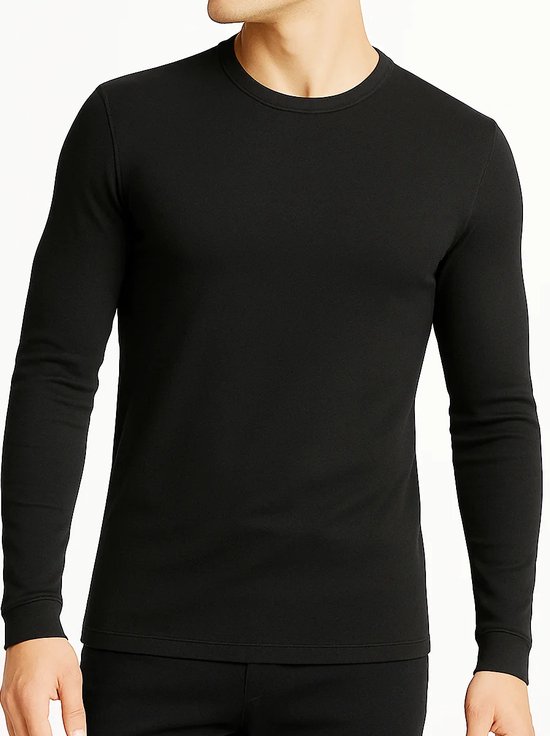 Homme portant un t-shirt noir à manches longues et col rond, coupe ajustée