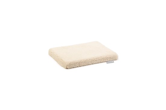 Beige orthopedisch honden kussen met teddy vacht, label aan de zijkant.