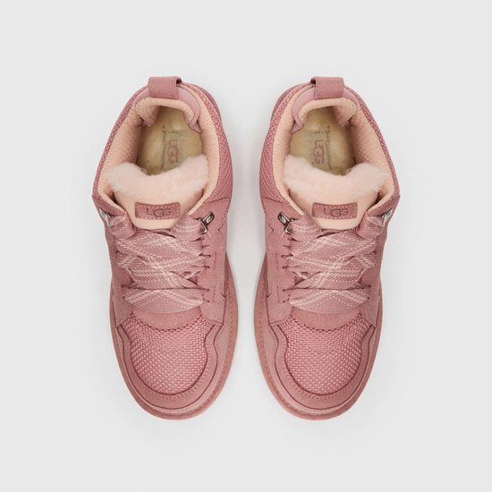 Bovenkant van roze UGG sneakers met mesh, suède, veters en faux fur.