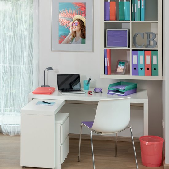 Bureau met een laptop, een foto van een vrouw met hoed en zonnebril, en opbergmappen in de kast.