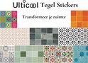 Collage de différents autocollants de carreaux avec des motifs et des couleurs unies.