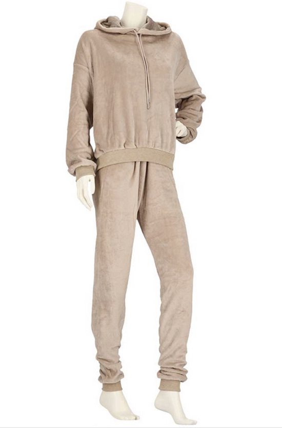 Lichtbruin fleece trainingspak met capuchon en trekkoord, op een staande paspop.