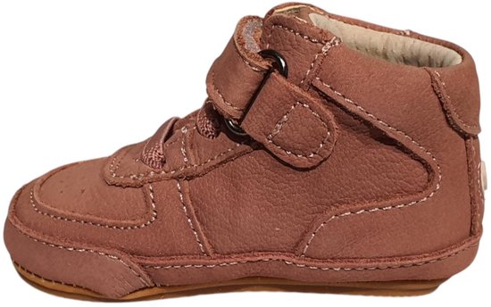 Zijkant van een bruine leren hoge sneaker met roze veters en klittenband.