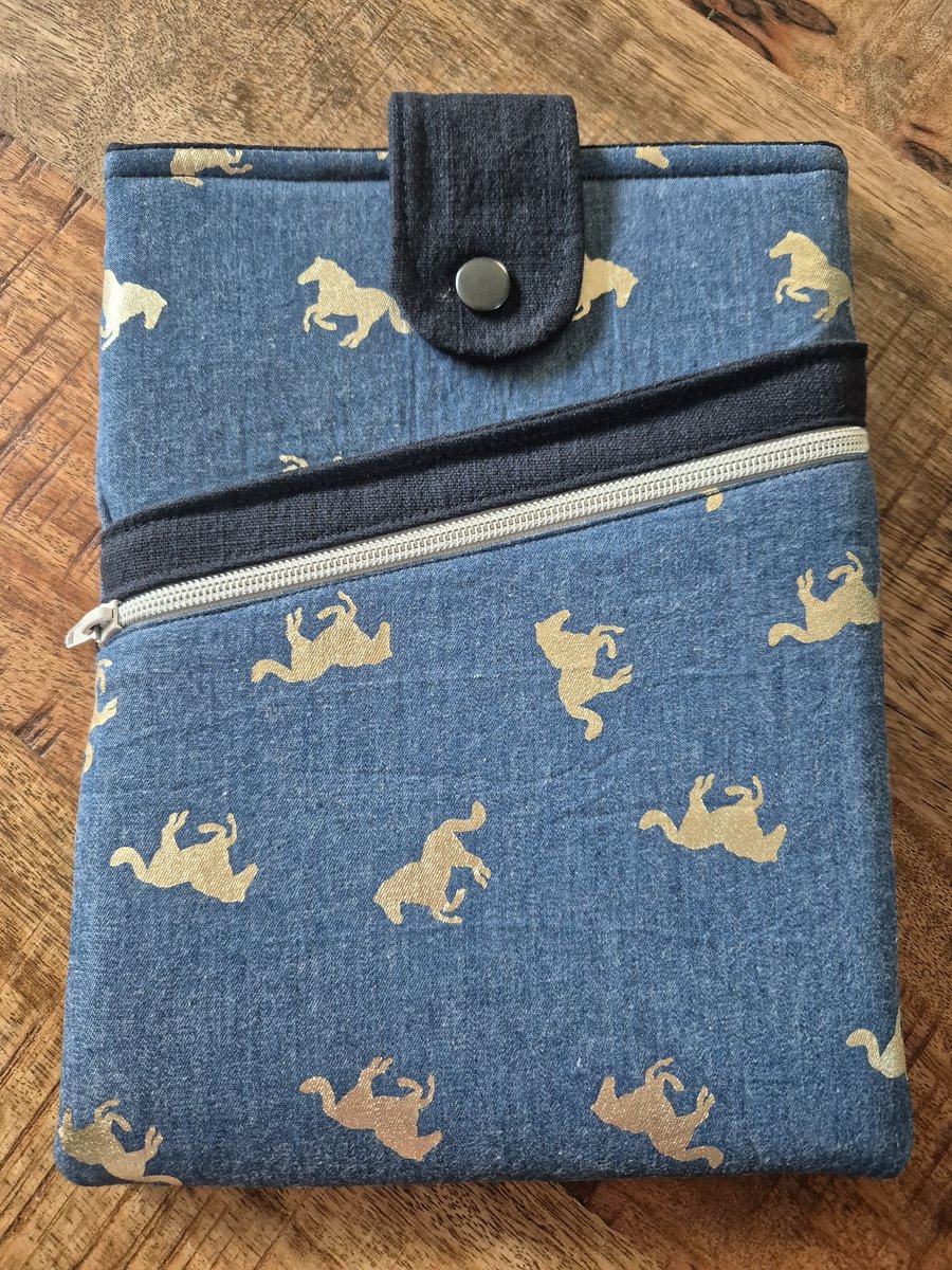 Handgemaakte luxe (boek) booksleeve/ e-reader hoes met paarden erop