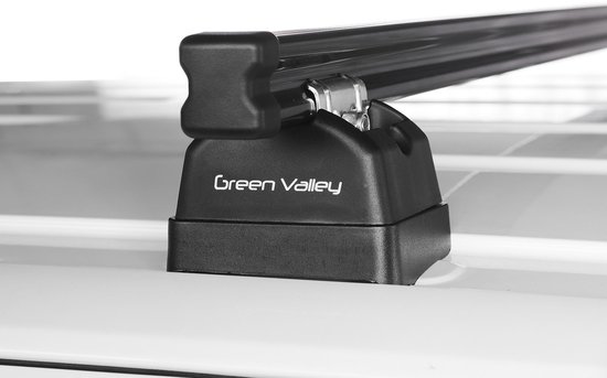 Barre de toit noire avec logo Green Valley, montée sur les barres de toit d'une voiture blanche.