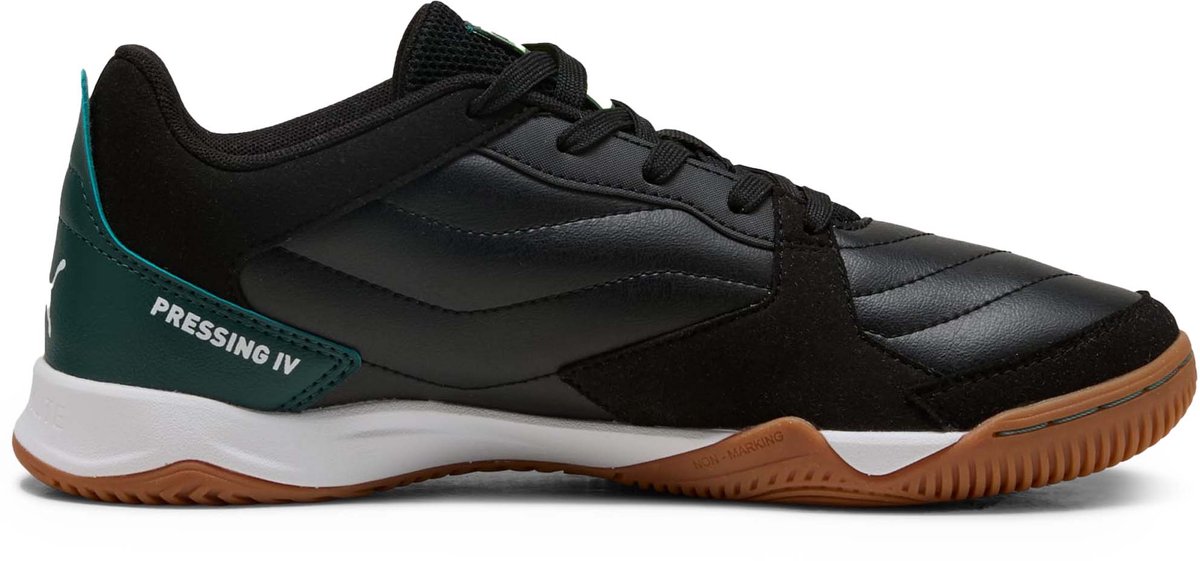 Puma Pressing IV voetbalschoenen in zwart met groene details, synthetisch bovenwerk, rubberen zool, geschikt voor indoor g...