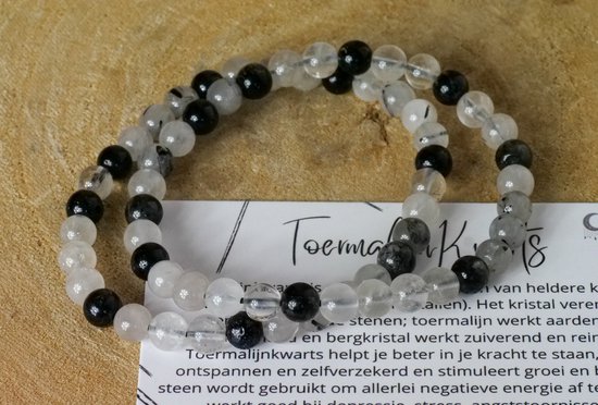 Armband met heldere kwarts en zwarte toermalijn kralen, met tekstkaart.