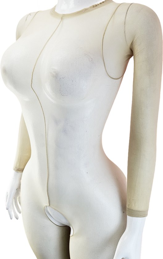 Vue de côté d'un body beige à manches longues avec une ouverture à l'entrejambe, présenté sur un mannequin.