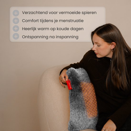 Een vrouw zit op een bank met een grijs bontkussen met gloeiend oranje honingraatpatroon op haar schoot. Tekst: "Verzachtend voor vermoeide spieren".
