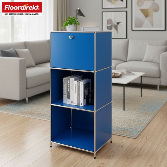Blauw opbergrek met drie vakken, één afgesloten bovenin, de onderste twee vakken zijn open met boeken.