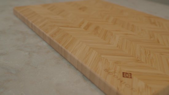 Planche à découper SOPHIOR en bois de Bamboe - Motif à chevrons - Planche à découper en bois pour la Cuisine - Bois de Bamboe 100 % durable certifié FSC - Accessoires BBQ - Planche à découper en bois - Planches à découper - 35 cm x 25 cm x 1,8 cm