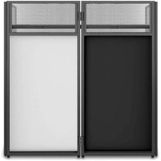Grijze DJ booth met twee panelen, links wit en rechts zwart, met metalen rek bovenaan.