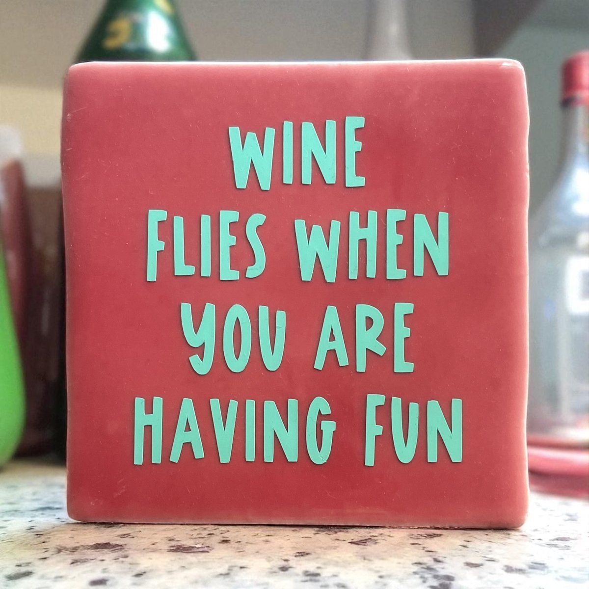 Hip Tegeltje met tekst-Wine flies when you are having fun-Roze-Spreuk-Cadeau-Geschenk-Gift-Kado-Zomaar-Grappig-Verjaardag-Sint-Kerst