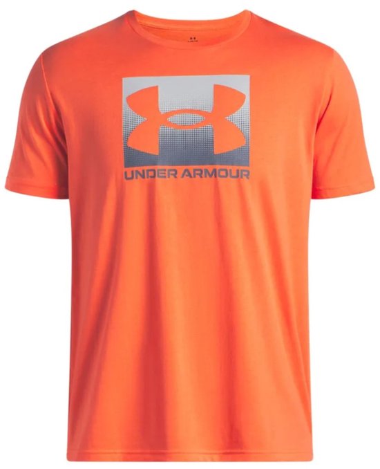Oranje Under Armour T-shirt met korte mouwen en een groot vierkant logo met 'UNDER ARMOUR' tekst op de voorkant.