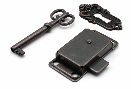 Antiek bronzen slot, sleutel en sleutelplaat op witte achtergrond.