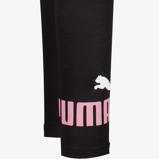 Detail van zwarte legging met roze 'PUMA' logo en kat-logo.